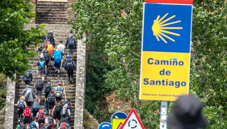 Jóvenes que van de Portugal a Galicia por el Camino de Santiago