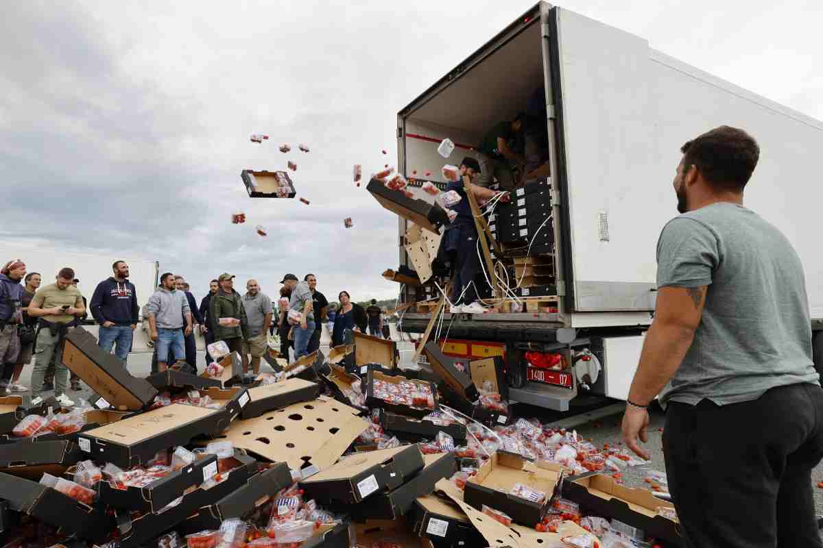 Franceses roban camiones españoles