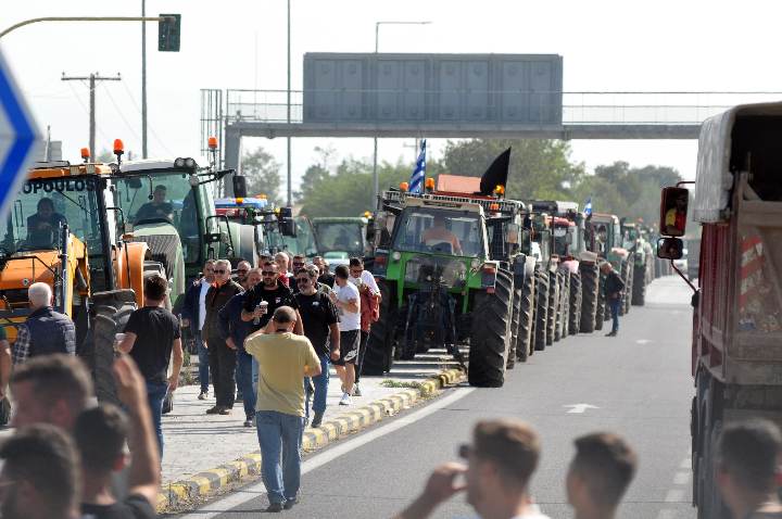 Manifestación agraria con tractores en una autovia