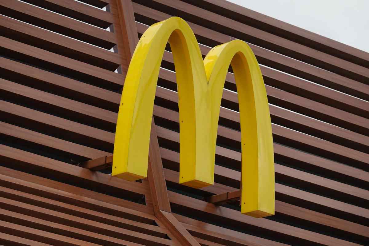 Logo de McDonald's, en una tienda de la empresa