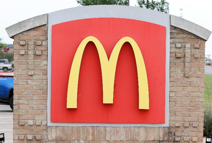 El logo de McDonald's en la entrada a un restaurante