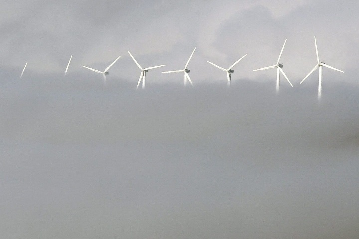 Molinos de viento Siemens Gamesa, entre las nubes