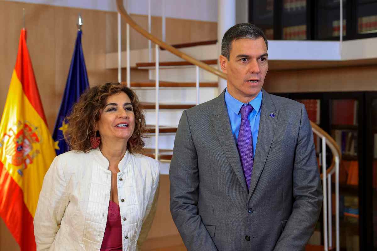 María Jesús Montero, Ministra de Hacienda, y Pedro Sánchez, presidente del Gobierno, en un acto