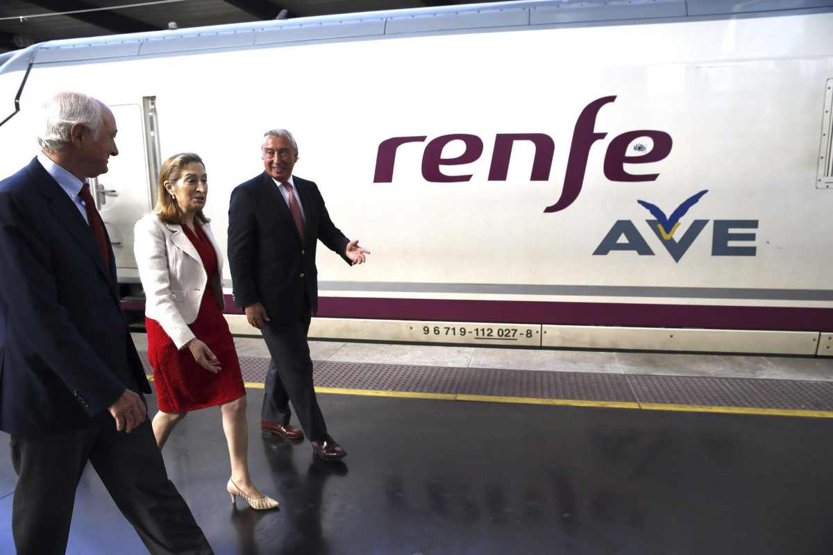 El ministro portugués y una política española en RENFE.