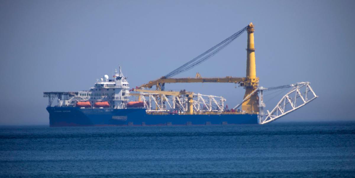 Un barco ruso en pleno proceso de carga.