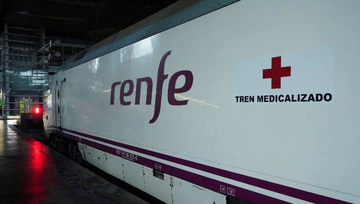 Vagón de RENFE, tren llevado por un maquinista.