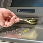 Retirar dinero de un cajero