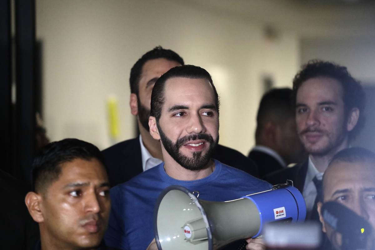 Nayib Bukele saliendo del edificio de su gobierno tras haber sido nombrado nuevo presidente de El Salvador.