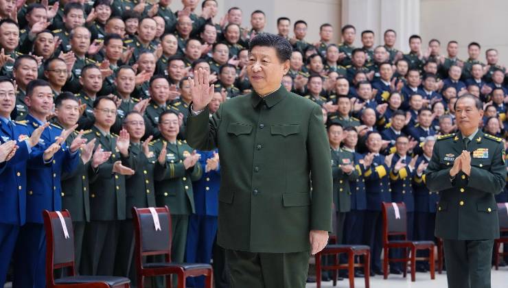 Jinping pasa revista a los generales chino.