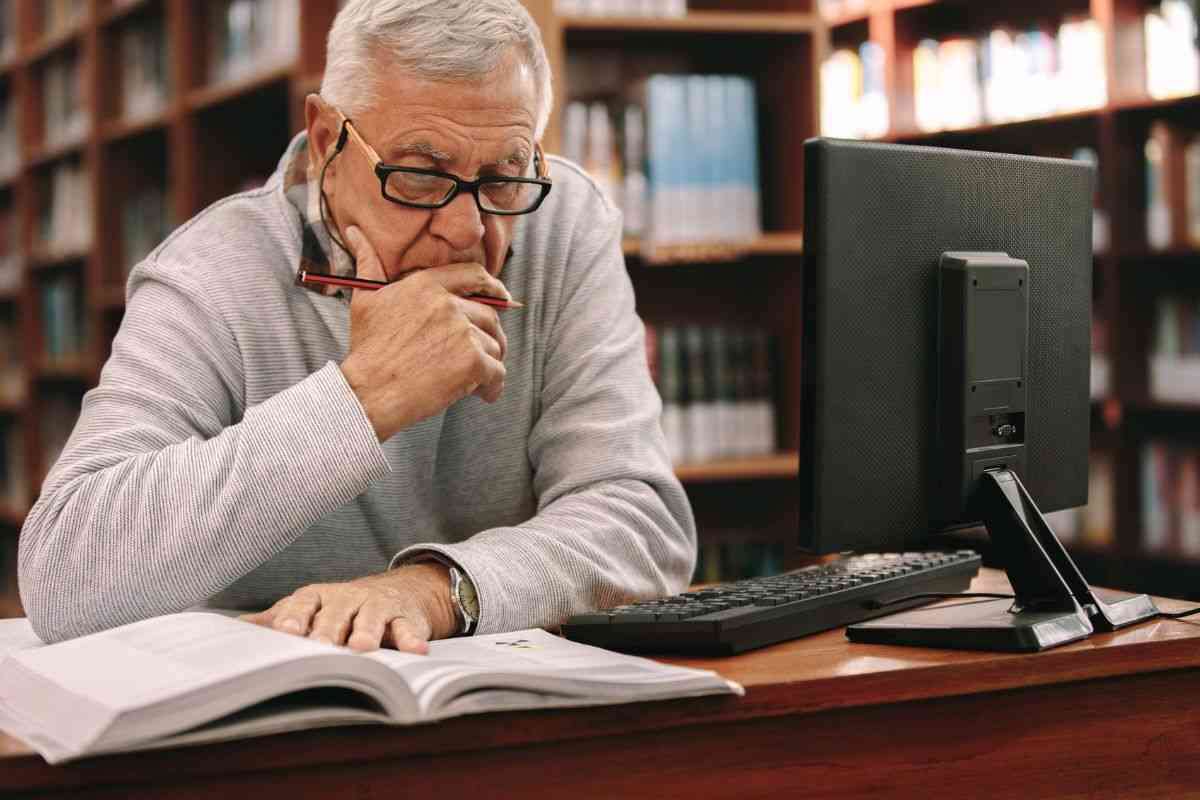 Personas mayores estudiando en la universidad