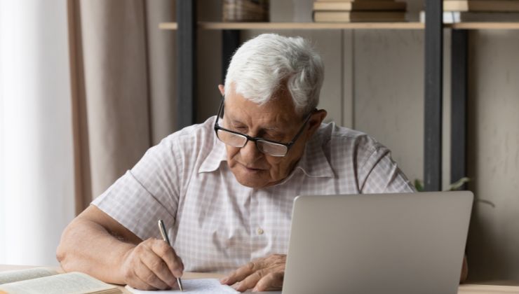 Personas mayores estudiando en la universidad