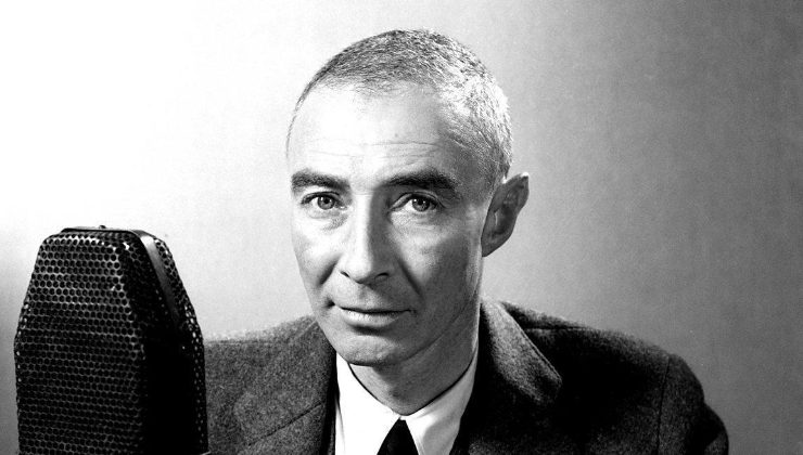 Oppenheimer durante una intervención de radio previa al juicio.